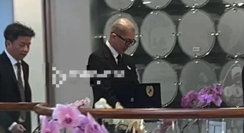 在演唱会上放大S合照被质疑“消费逝者”，范玮琪首回应：系导演提议	，初衷是表达思念__在演唱会上放大S合照被质疑“消费逝者”，范玮琪首回应：系导演提议，初衷是表达思念