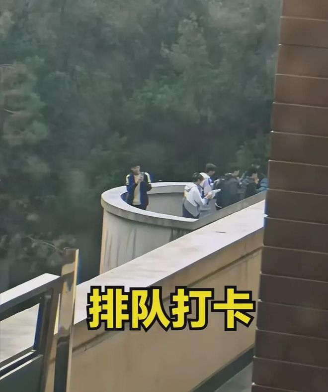 兰州交大情侣公共楼梯亲密瞬间曝光,不雅行为成热议话题