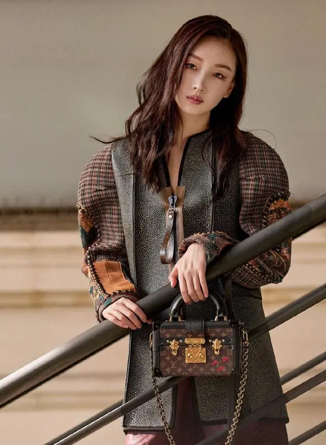 周冬雨韩国之行:连衣裙造型美到差点认不出