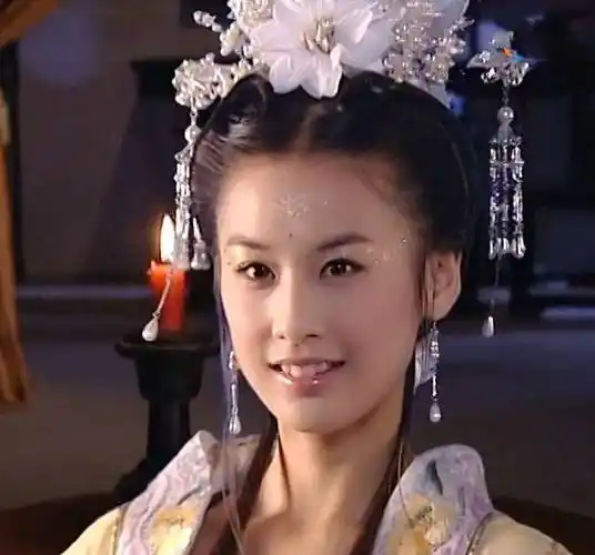 黄圣依早期照片亮相,仙气十足与刘亦菲媲美